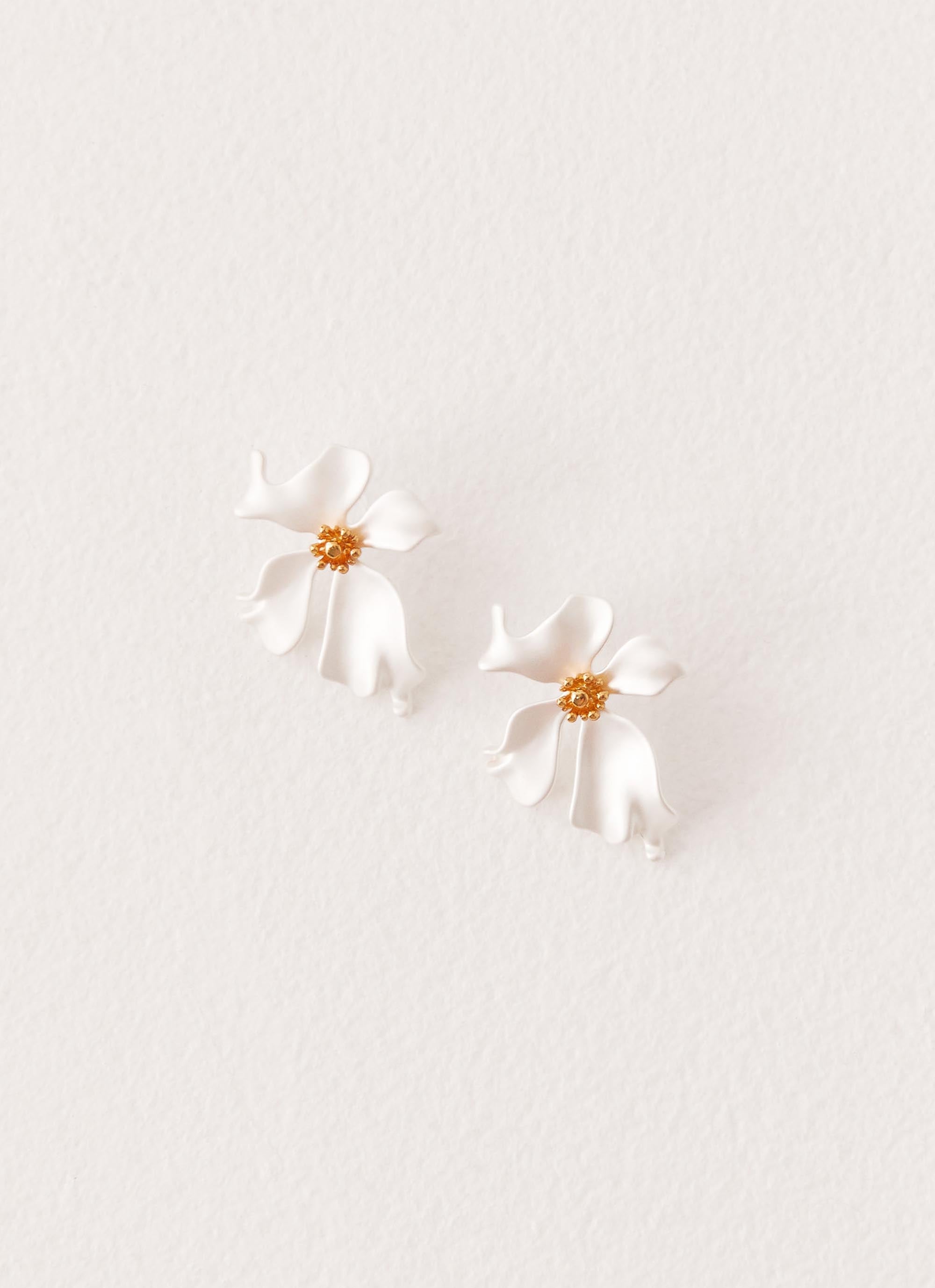 Avery Earrings - Pearl